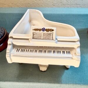 🎀 Ceramic planter/trinket holder mini grand piano white with gold detailing 🎀